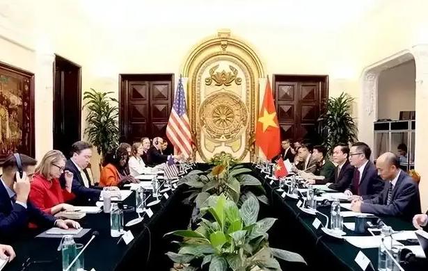 越南迎合美国要求，达成不平等贸易协议，中国出口面临两个风险。7月3日，美越双方签