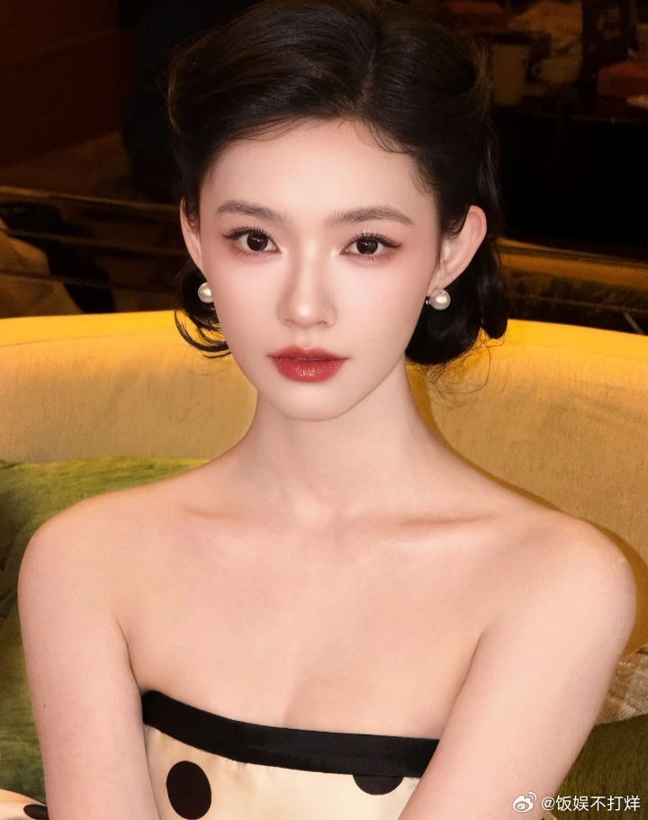 1.黄晓明有点表演型人格的，在任何场合都会下意识端起来，他挺羡慕靳东的，也想要走