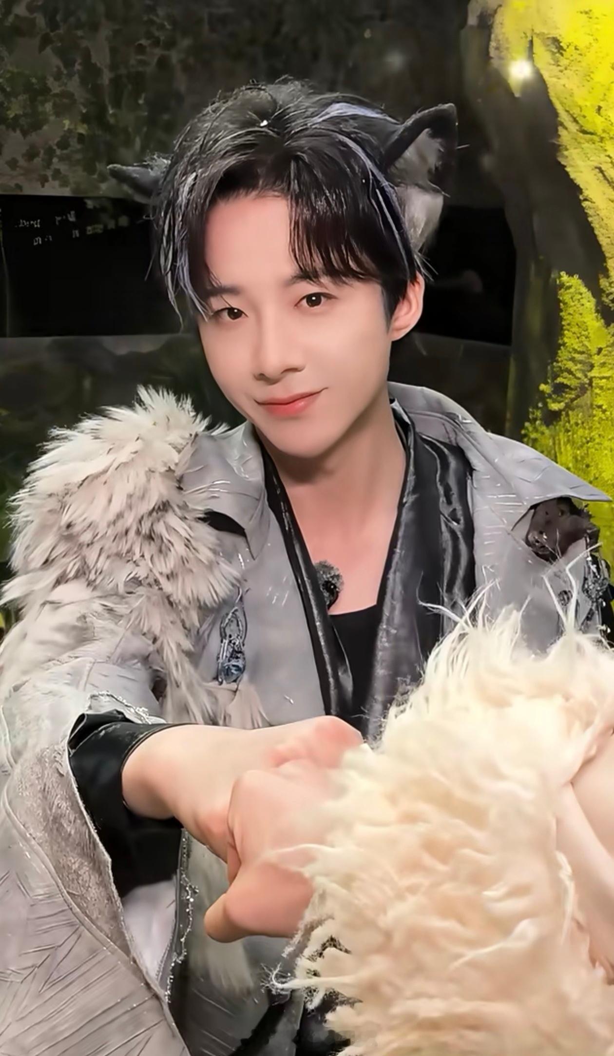 刘宇宁开始推理吧🐾刘宇宁可口可乐品牌代言人🐾摩登兄弟 他伸出手，像是穿过整片