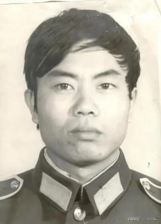 1987年，一位缉毒警察为了抓毒贩，装扮成了一个回族大老板。谁料吃饭正香的时候，