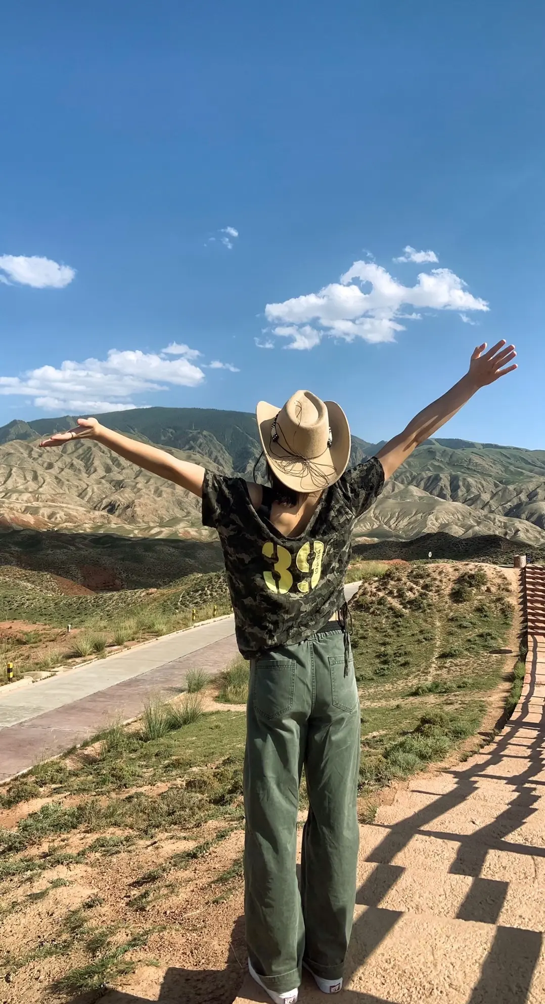 我与群山对望 惊叹世界之大 也感叹人生渺小