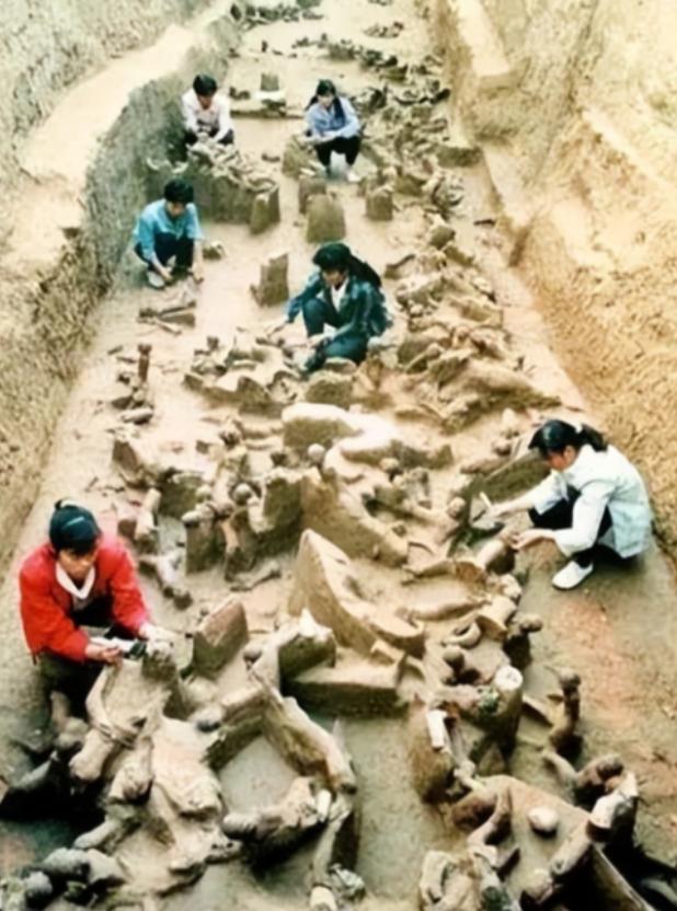 许多人以为殉葬就是把活人推进地宫，在封闭后哭喊等死，其实真实的场景远比想象复杂，