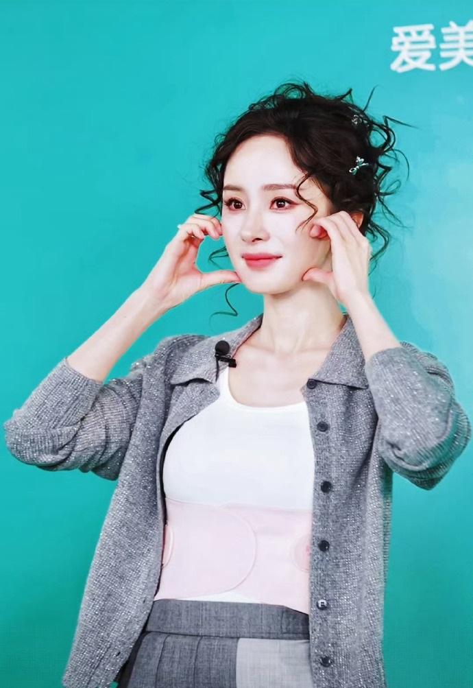 最近杨幂在参加活动的时候搭配的很有高级感，真的是又美又迷人，气质特别的出众。
