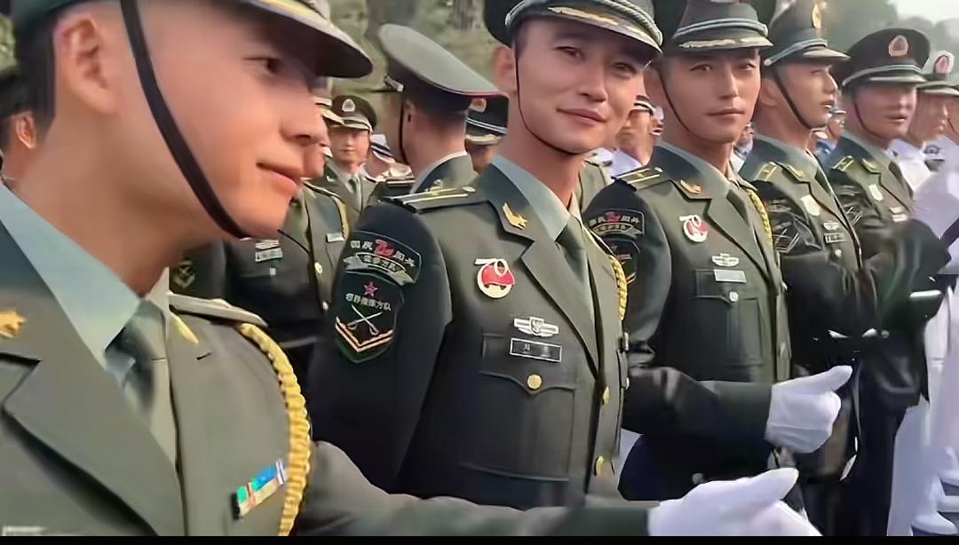 当镜头在屏幕上停留7秒，办公室的女同事都一块惊呼好帅!真的挪不开眼了，从前车马很