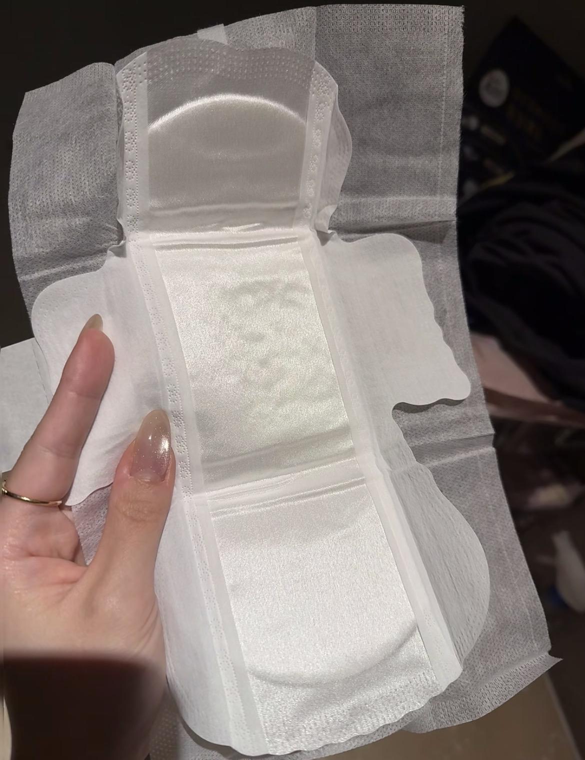 没想到一片卫生巾居然要四十多块？

周末去老板家中做客临时来例假，实在没办法只能