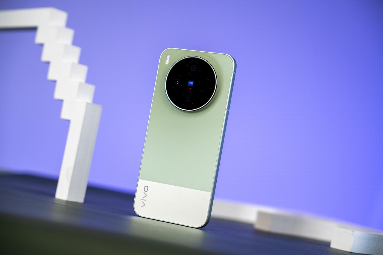 vivo X300s 真机实拍来了——胶片绿和梦核紫，你们更喜欢哪款配色？