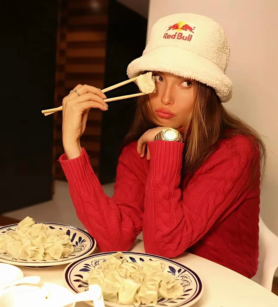 谷爱凌说：“我记得在美国读幼儿园的时候，别的小朋友课间点心带的都是葡萄干这类零食