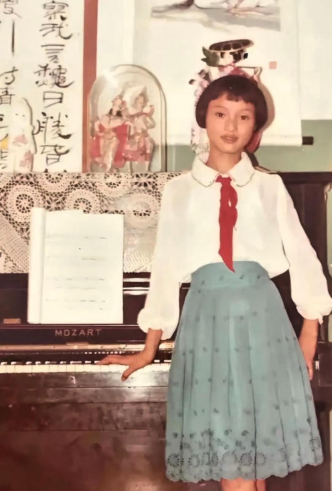 你敢信吗？
当年《家有儿女》里梳俩小辫的夏雪，去年一部剧腾讯热度直接干破3万，成