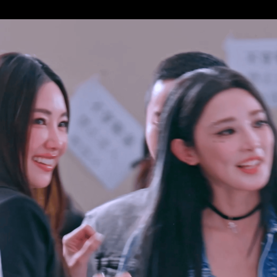 月亮姐姐最后喊了李艺彤偶像剧照进现实！月亮姐姐逆光喊出李艺彤名字的瞬间，所有遗憾