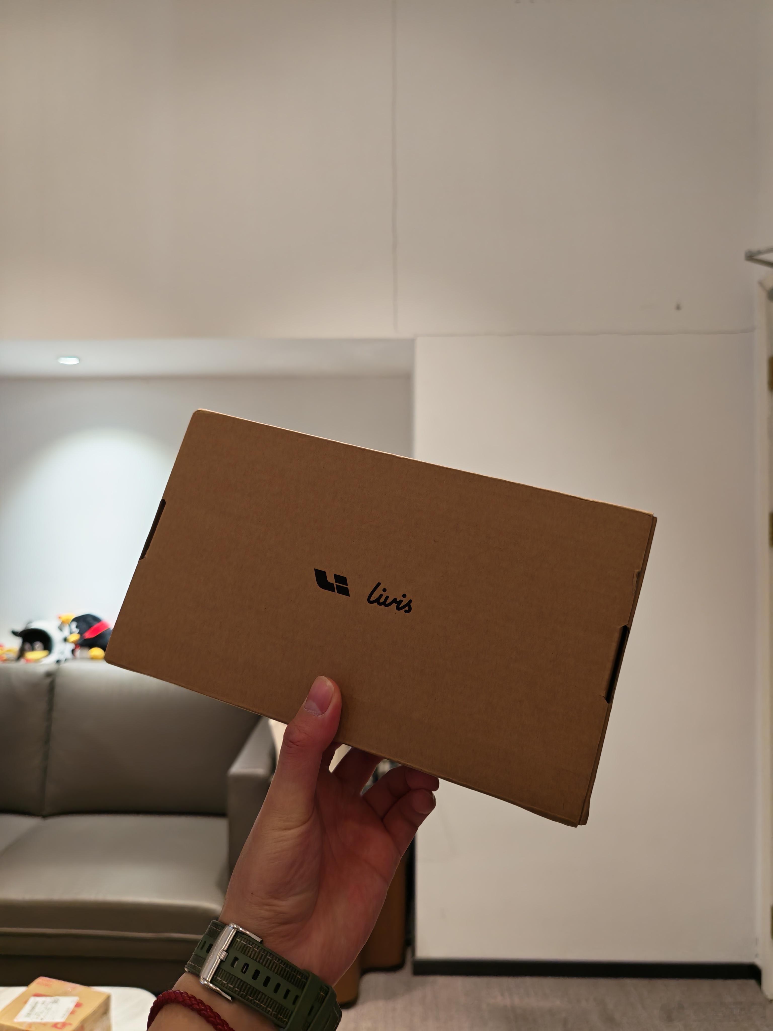 好好好，热度都过去了，我才收到理想的智能眼镜Livis。 深圳