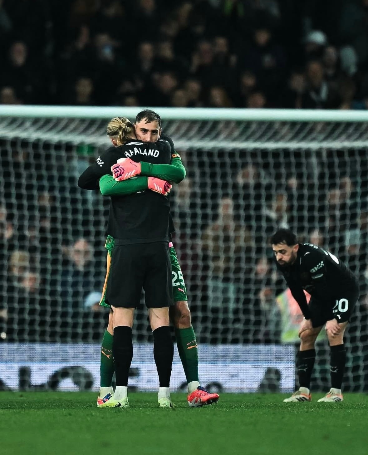 一头一尾两个爹，谁来扶一下后面的队长，快累吐了