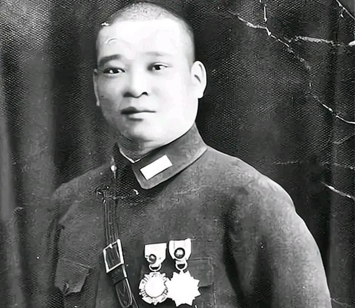 国民党起义将军家中竟有两位妻子，一位是军统特工，一位是共党成员，这场家庭无间道如