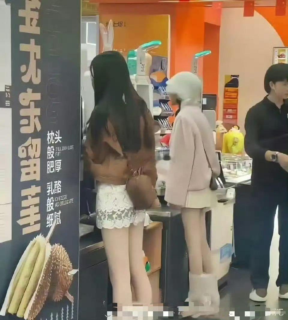 有人清楚为什么现在的大学生都喜欢这么穿吗？感觉怪怪的 