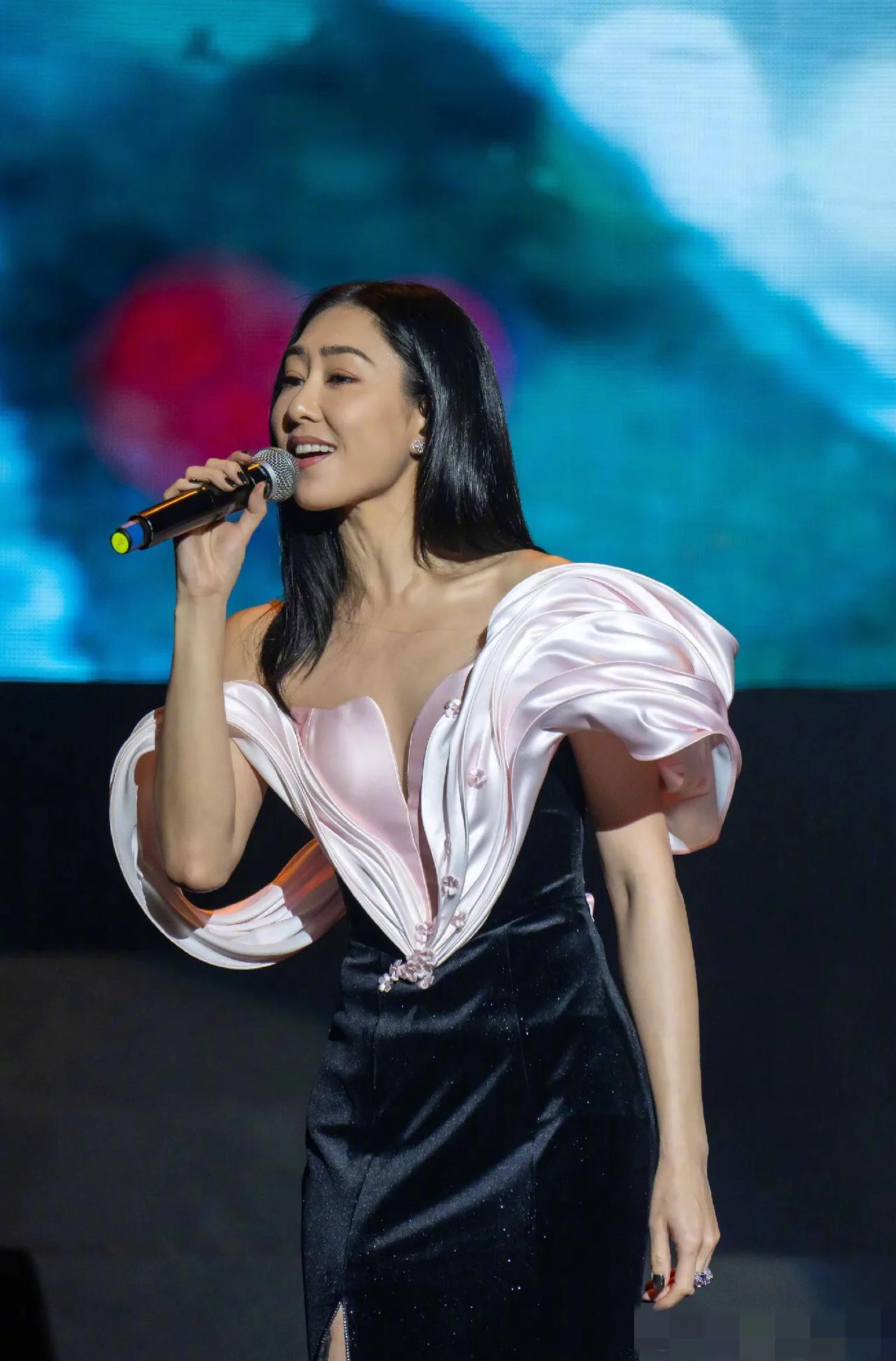 胡定欣舞台献唱，不愧是tvb当家花旦，一袭黑粉色拼接礼服尽显好身材。特别喜欢tv
