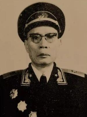 1930年春，一名年轻的革命青年在集市上与父母相遇。母亲哭着拉住他的衣袖：“儿啊