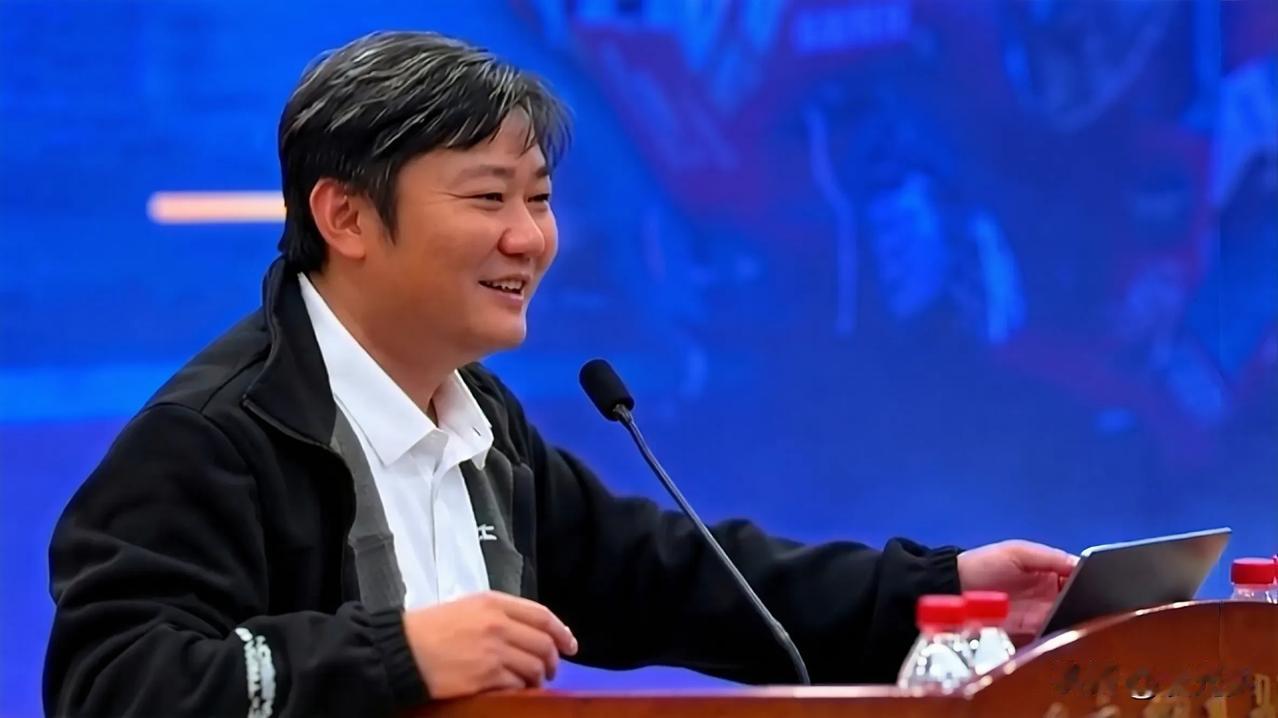 张雪和周润发：你有啥？你保啥？
近日，张雪在某高校参加活动。
现场有学生问：你觉