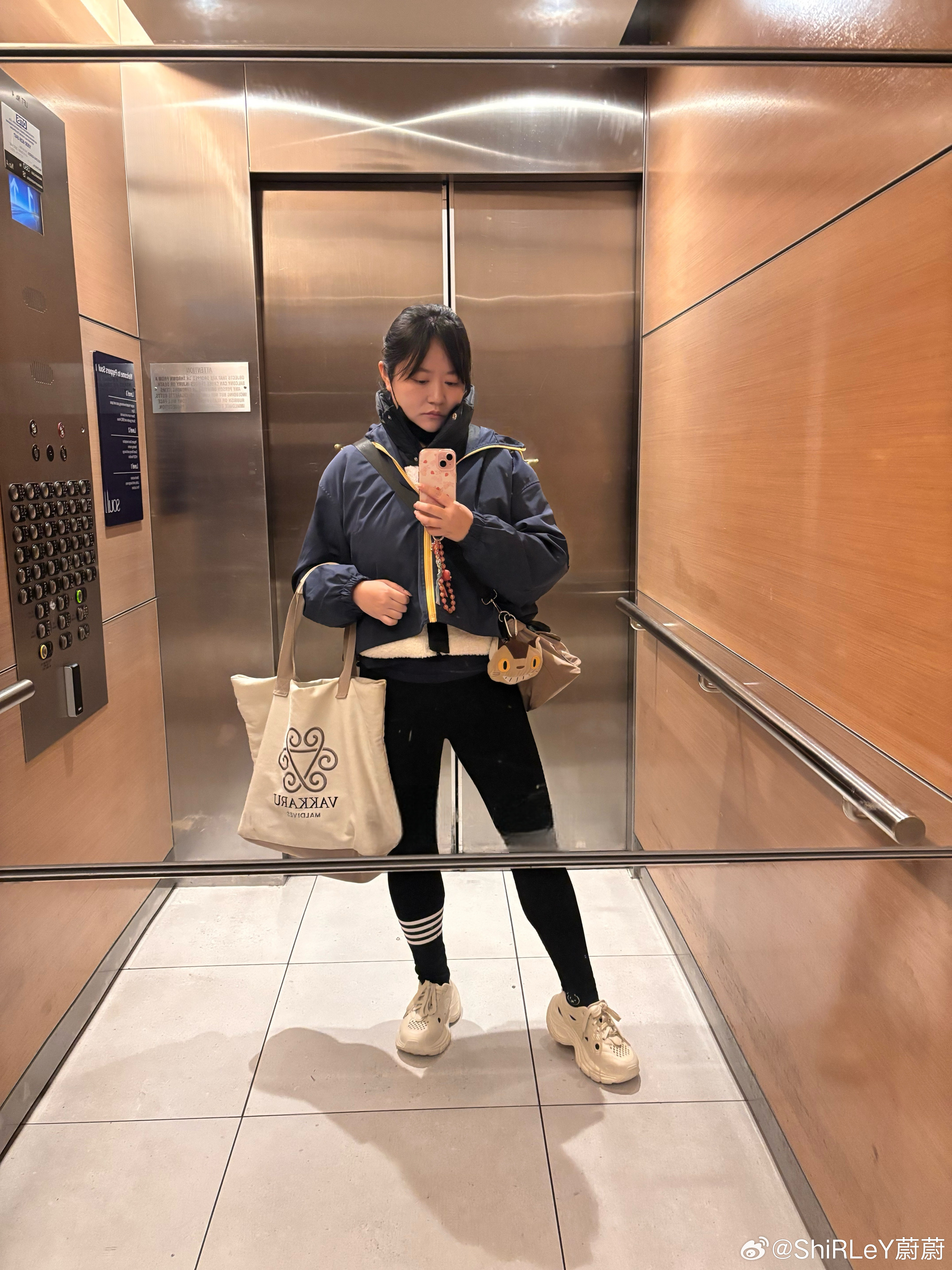 来黄金海岸最冷的一次，还好昨天买了个马甲，今天裹上了，短裤也换成了长裤。晚上睡觉