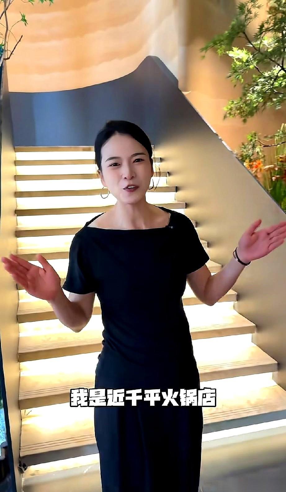 麦小登火锅店出事了。
六一儿童节，她姐姐“二姐”自掏腰包，给来店里的小朋友准备礼