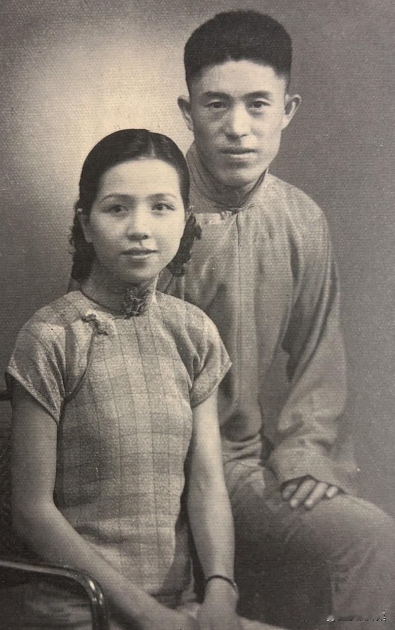 1933年秋，郑洞国与陈碧莲在南京结婚时的照片。当时郑洞国30岁，陈碧莲17岁，