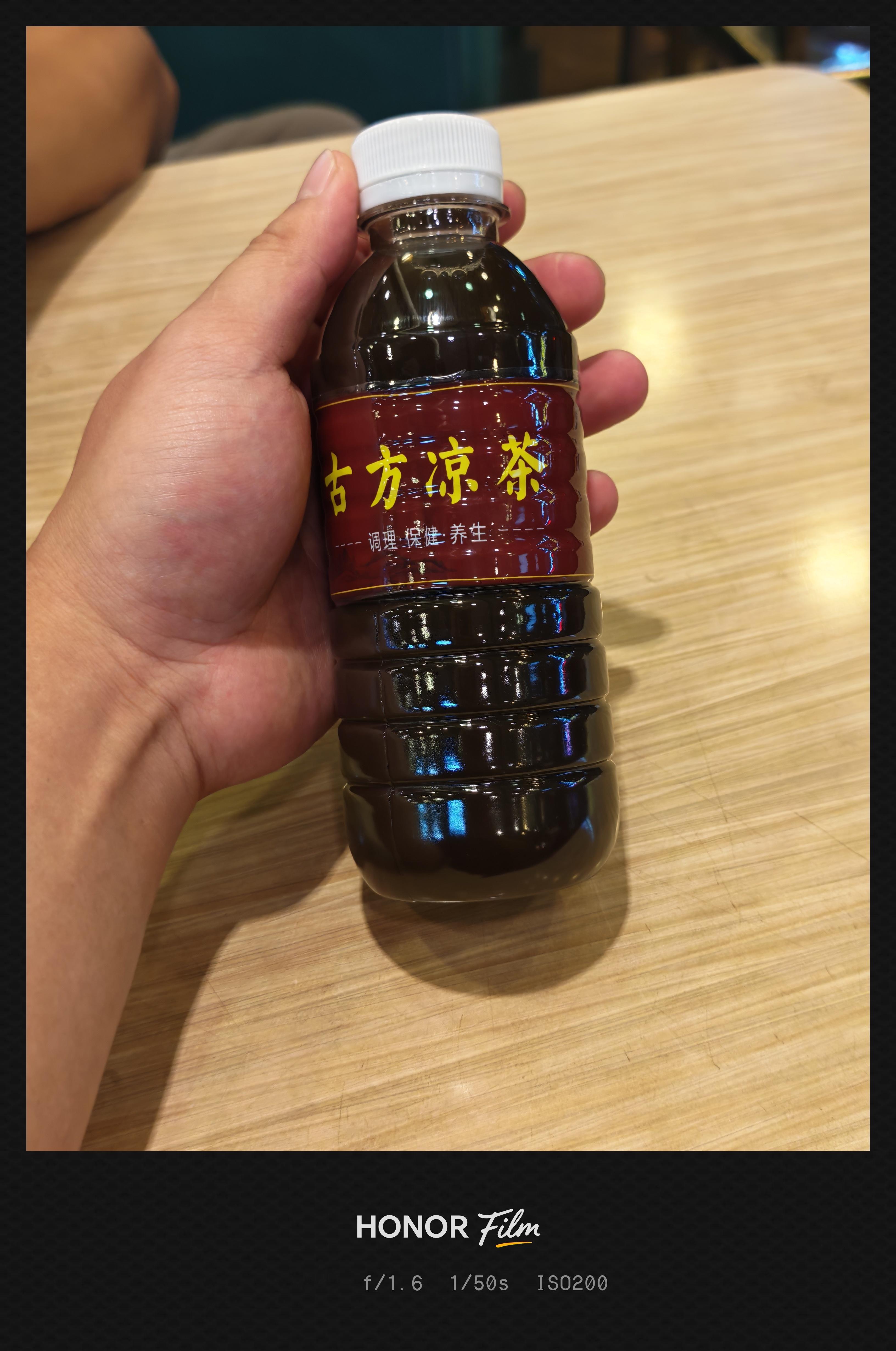 在广东，怎么能不喝广东凉茶呢，清热解毒安排上，就是有点苦。