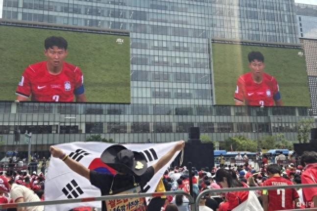 首尔光化门广场聚集了大约1.8万名球迷。大家来这里是为了看韩国队对阵德国队的世界