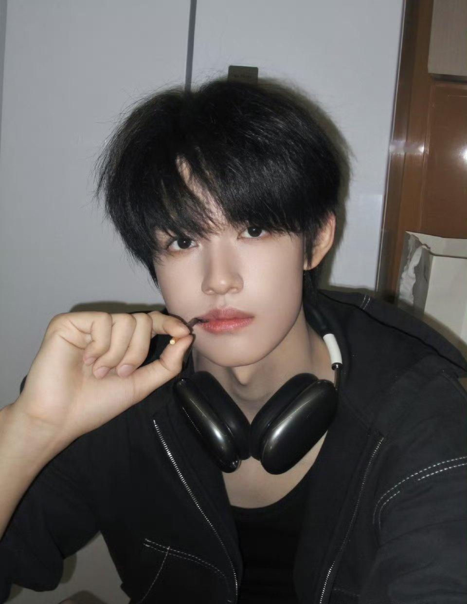 世界以痛吻张极 张极报之以唇红齿白 明眸皓齿面色红润 浓眉大眼 体态修长 小头小