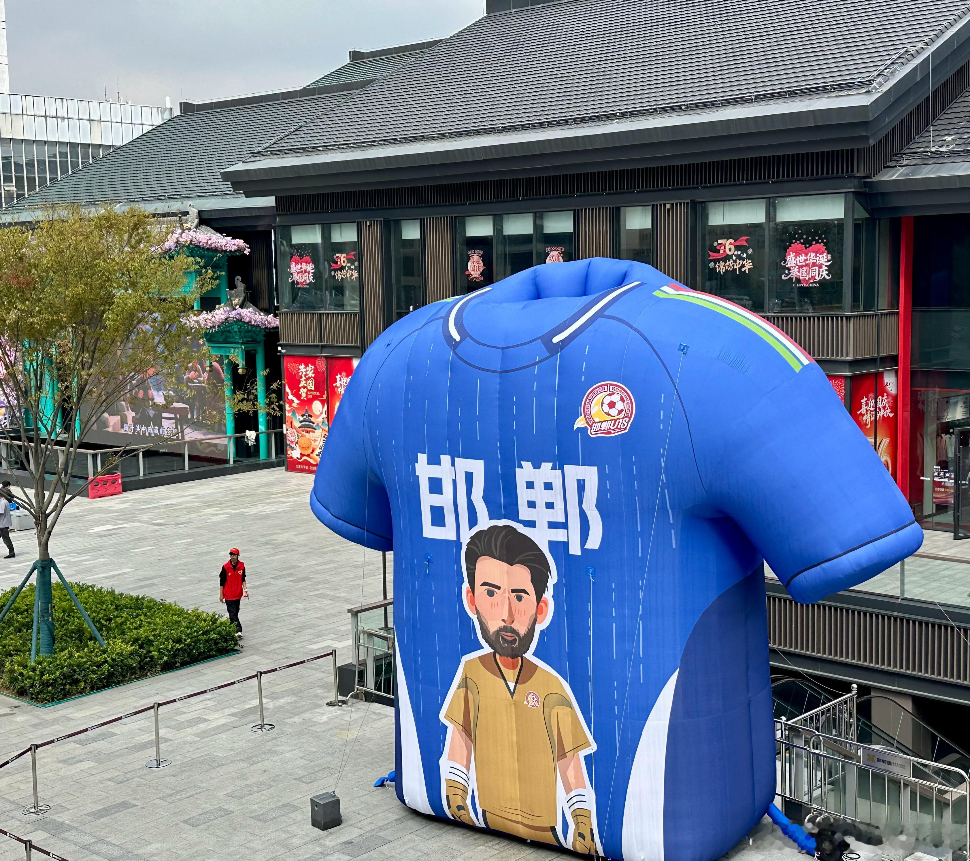 我跟布冯有个相同之处，就是这会儿都在邯郸。刚才他在图1街区溜达的时候，我在图2屋