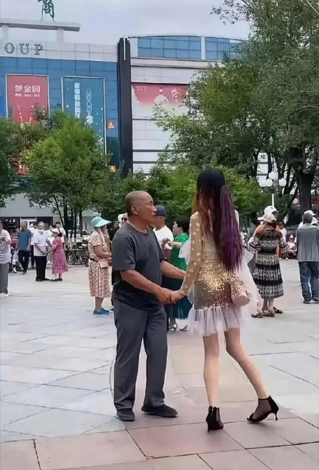 #我的今日感悟# 街上看到一60老头，以为他牵着少女，少女为钱，谁知道，走到正面