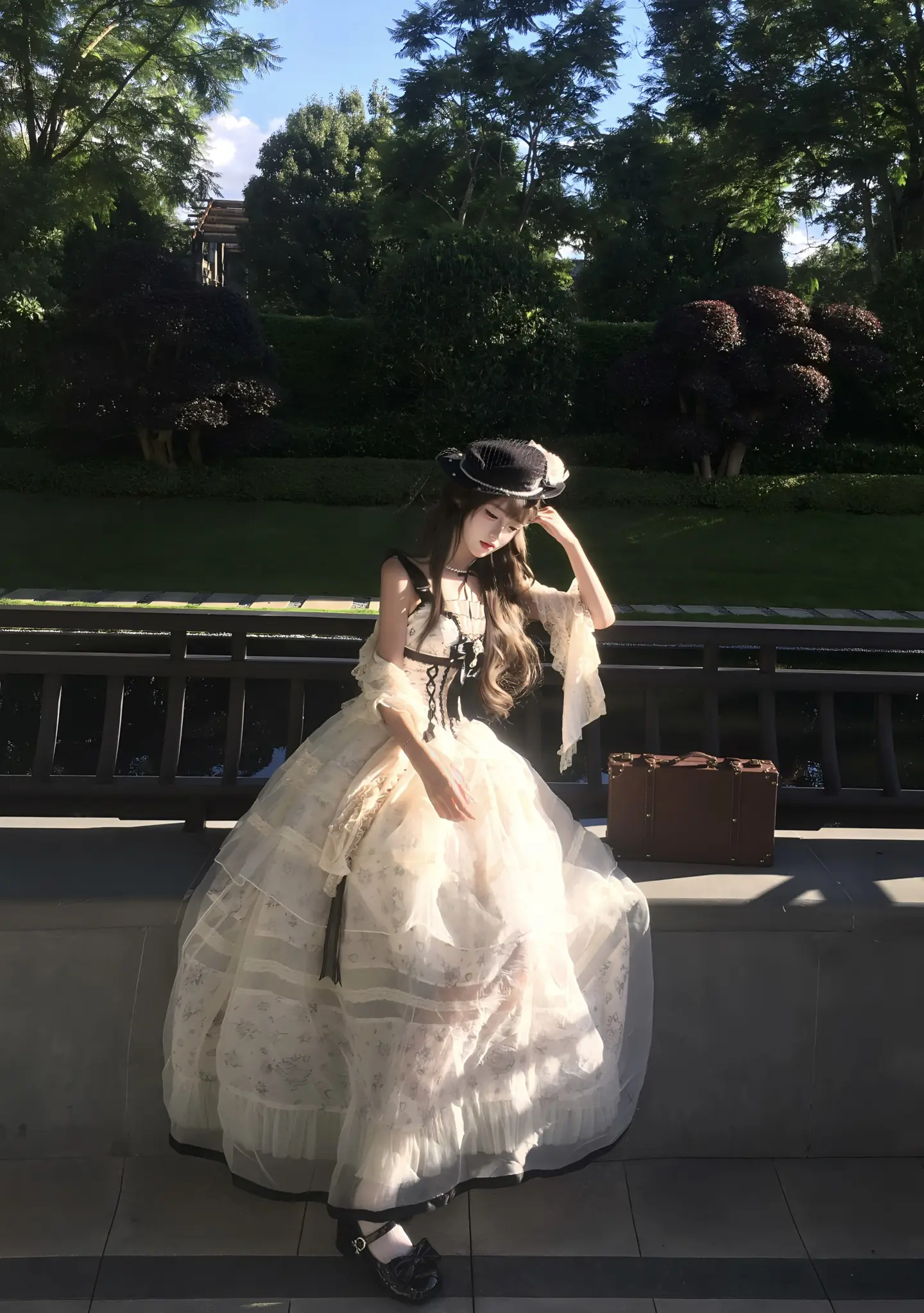 蝉鸣夏日，午后柔光，落满纱裙。