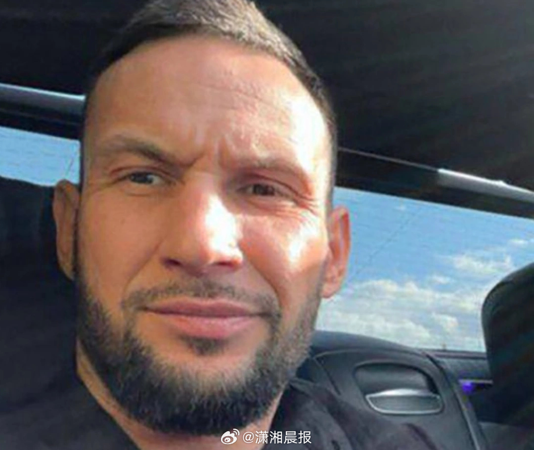 【#俄罗斯一富豪驾豪车失控翻车身亡#】#俄罗斯富豪驾车失控翻车现金落一地#近日，