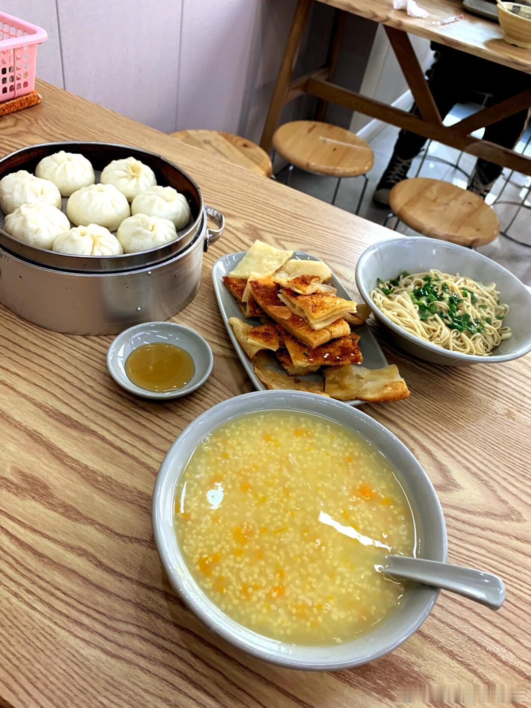 周末的早餐吃什么都满分，因为对面坐着的是老婆大人[哈哈]﻿金油趋势专家-唐生 ​