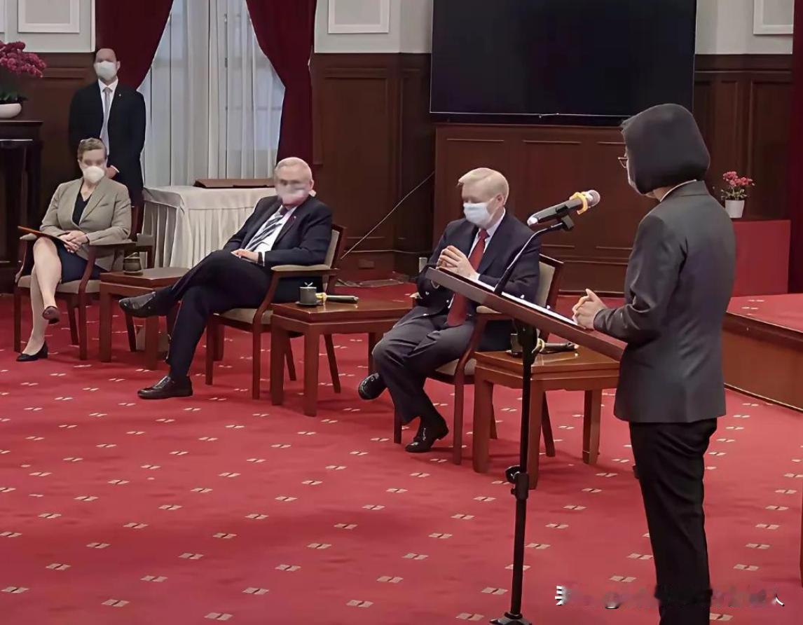 什么叫国家尊严？卢比奥的坐姿就是答案！进了中国，这帮人自动正经起来，腰挺直，腿放