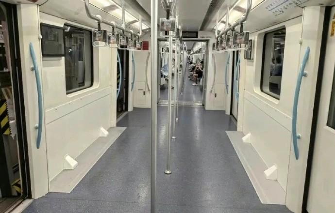 上海地铁9号线部分车厢把座位拆了，说是为了缓解早晚高峰的拥挤。我一看照片，好家伙