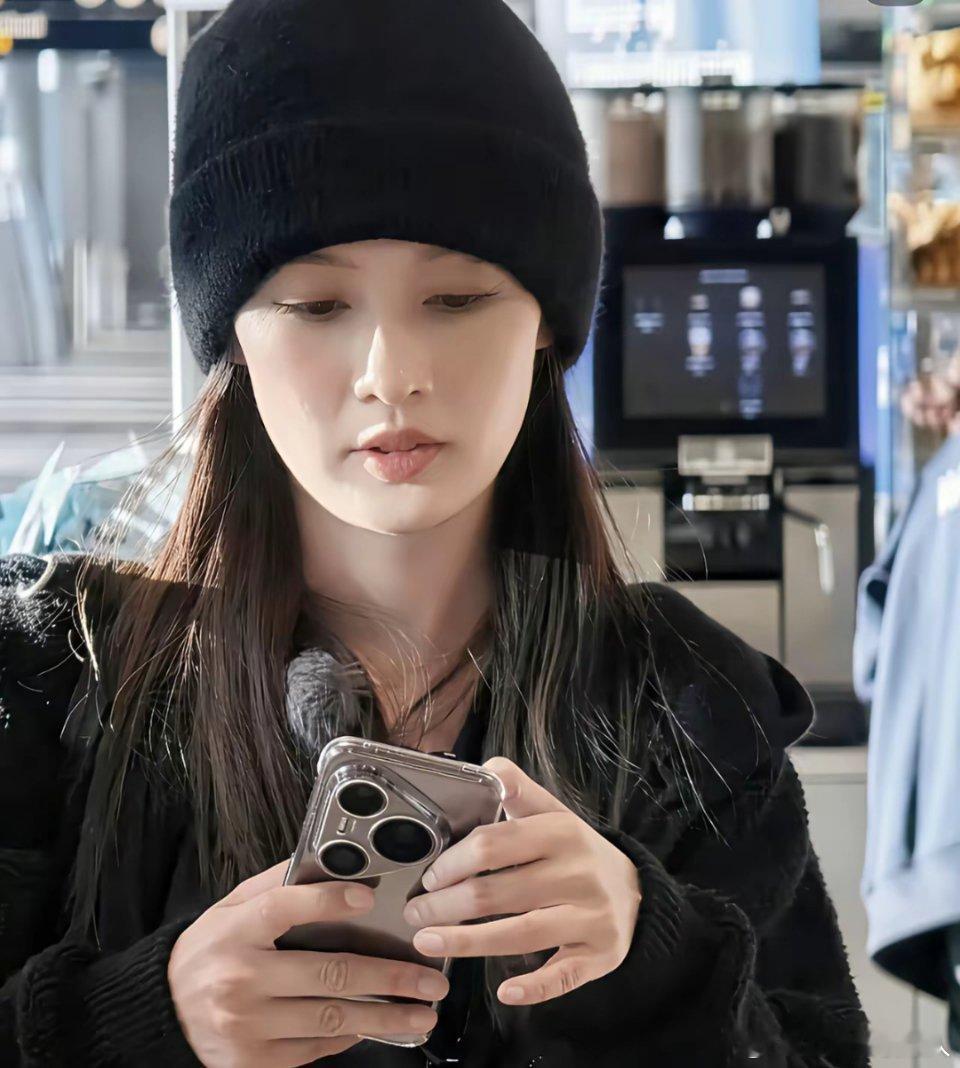 演员李沁被拍到所用手机为华为Pura80 Pro ，就后摄辨识度而言，感觉华为从