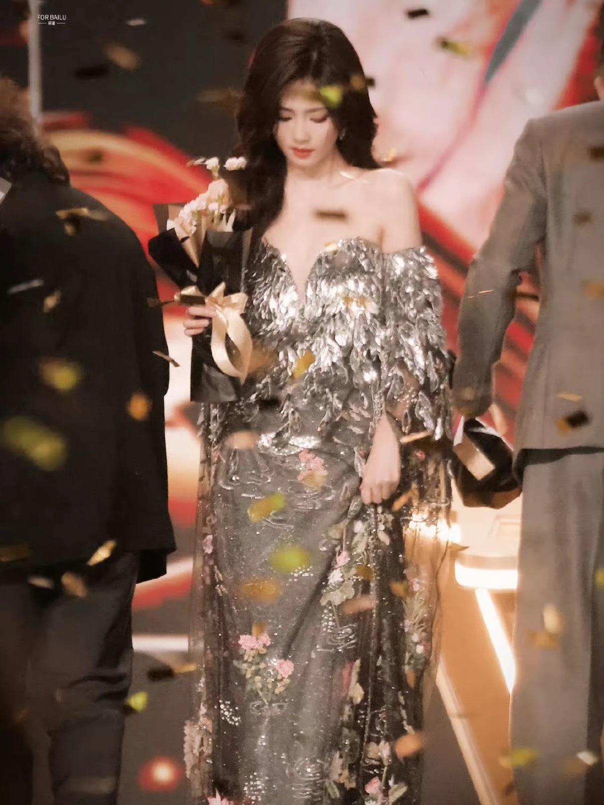 还是忘不掉尖叫之夜的这三套，感觉可以封神了[舔屏]妈妈 ​​​