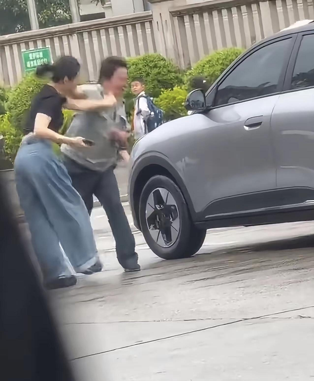 永安冲突实锤互扇，被剪画面暴露：没人是纯白莲花。
 
最新细节狠狠打脸断章取义者