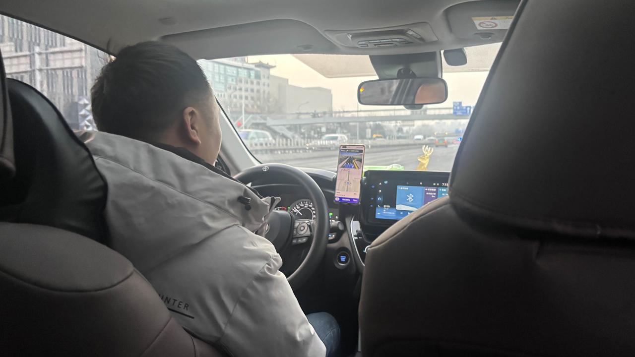 打了辆一汽丰田RAV4荣放，2.0排量的，司机说这车买来三年了，当时花了15万左