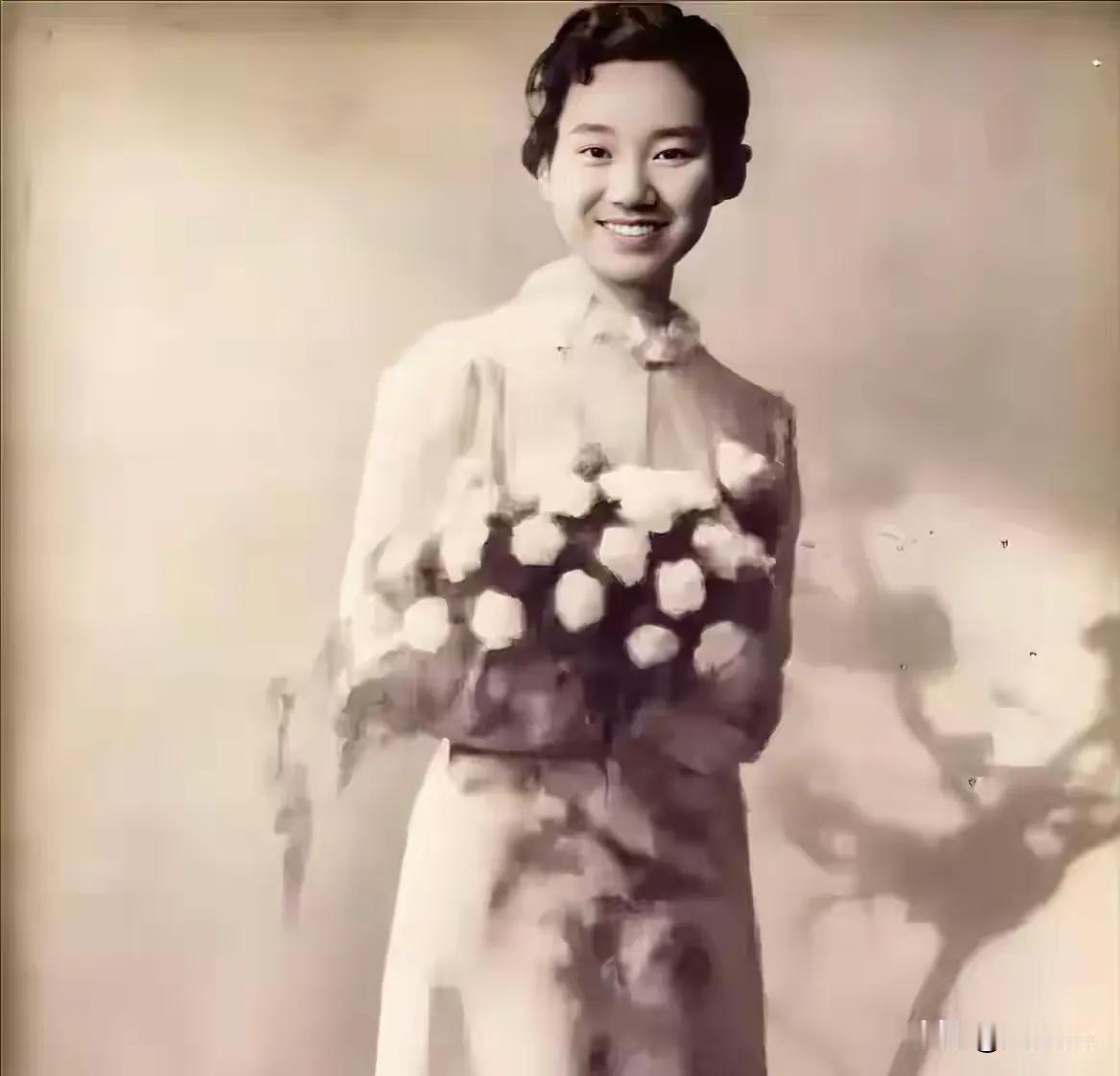 1941年，朱凡被俘，日军见普通酷刑无法让她开口，就把她带到湖边，将她的双腿分别