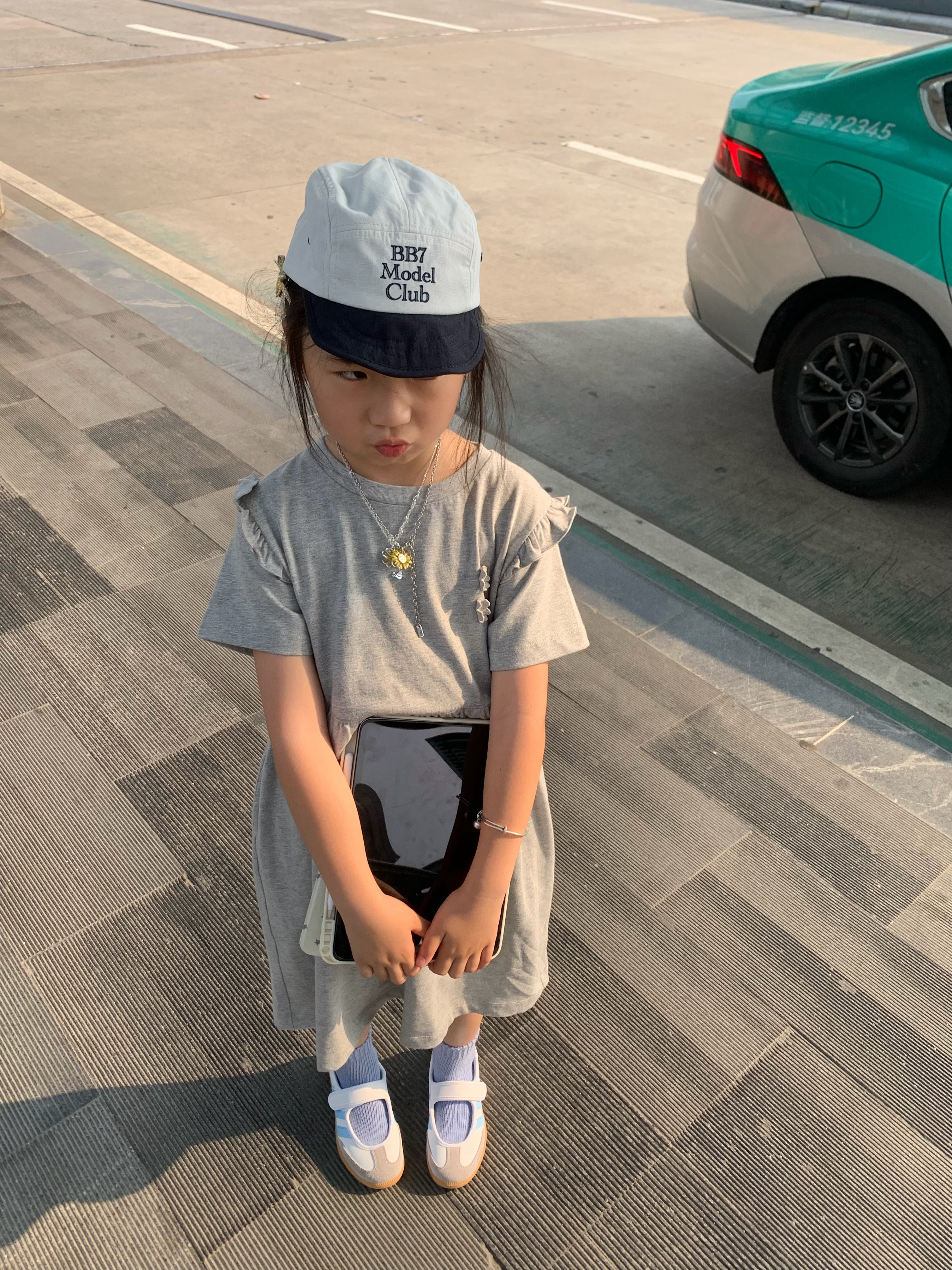 被爹骂了 边走边玩游戏。  很拽。 