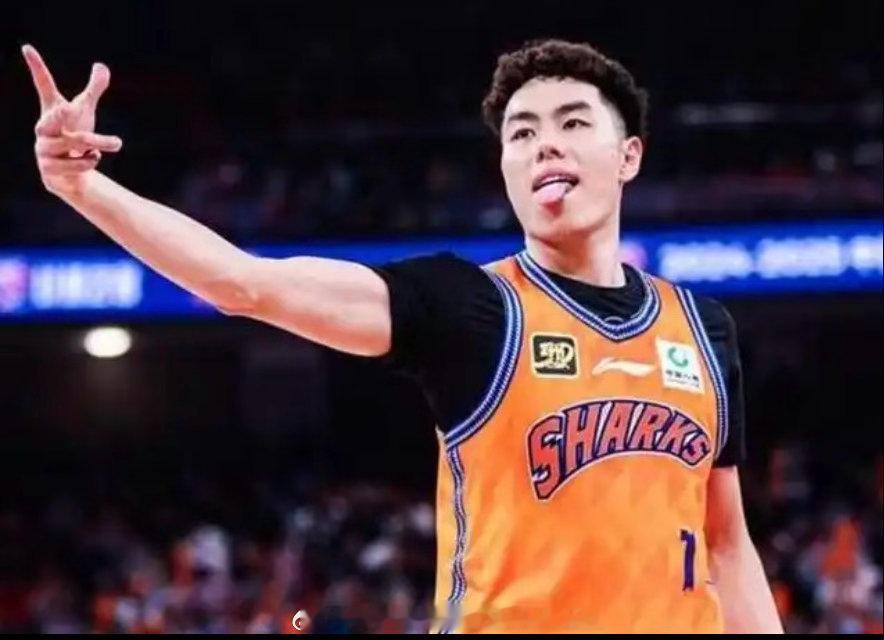上海久事后卫李添荣在直播中回怼网友：我们的冠军是拼出来的，你有冠军吗？ 上赛季在