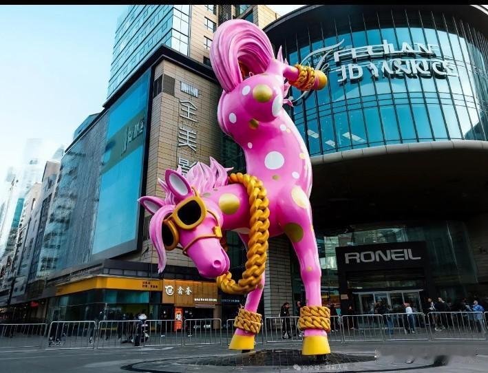 神奇的求也拦不城的乃格兰货们，好端端的街头艺术品“马倒成功”被这些砍川货、乃格兰