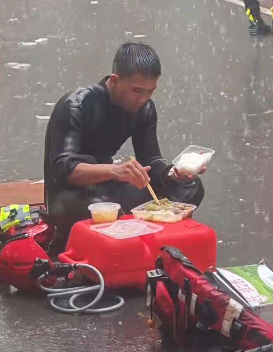 这才是我们该追的星——抗洪消防员梁焕
 
一段暴雨里“雨水拌饭”的短视频刷屏全网
