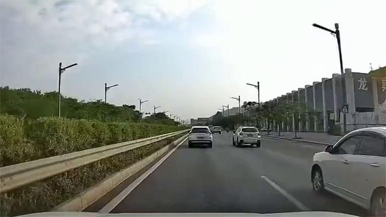 骑车的总以为自己路权最大，所有人都会让着自己#路权# #骑车#