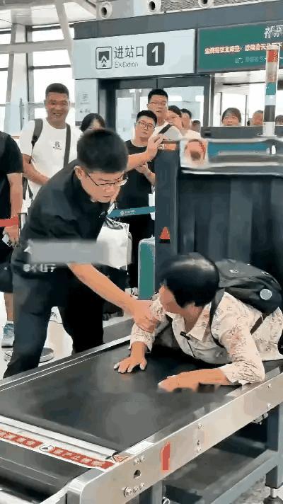 我包里有给孙子的压岁钱，给我弄丢了怎么办？这个大妈肯定是个犟种[泪奔]

大妈进