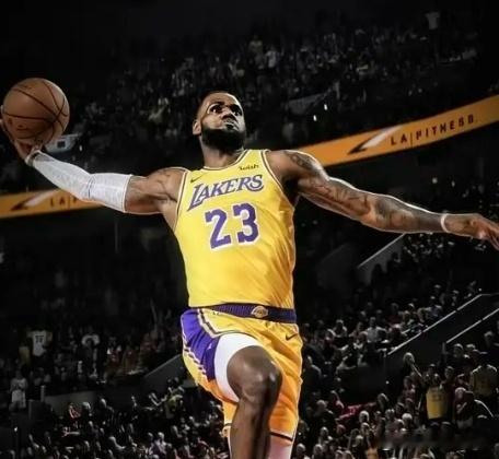 詹姆斯的职业生涯中从未有过单核带队夺冠的经历，这一点也成为不少球迷热议的话题。不