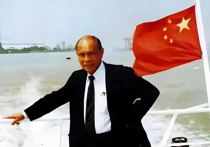 富豪千千万，谁能三次受邀登上天安门城楼观阅兵？唯有霍英东！一个香港商人，却获国葬