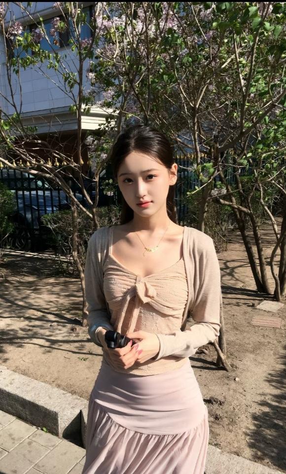 清纯俊美的邻家小妹。