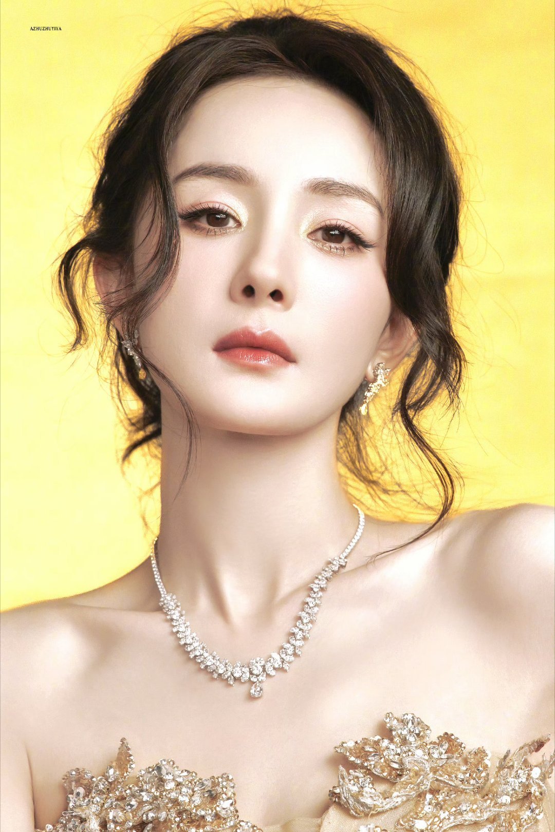 杨幂五穿祖海高定今天依旧很美 今晚静待花开呀