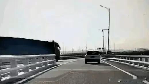 用生命在演绎什么叫做不自量力和无知无畏！谁都知道小轿车在大货车面前形同纸片，高速