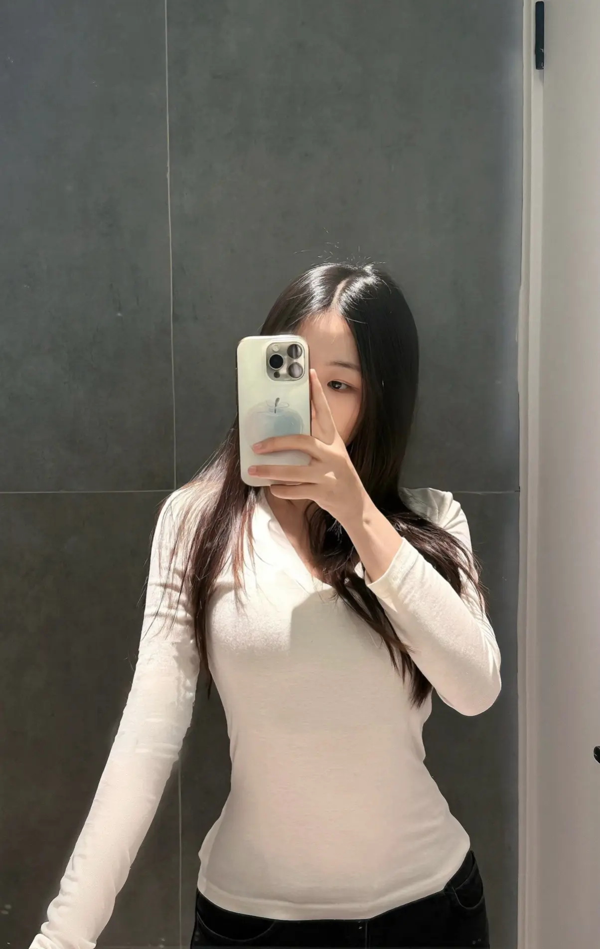 看见喜欢的人还是会喜欢吗。没有人像白纸一样没有故事，成长的代价就是失去原来的样子